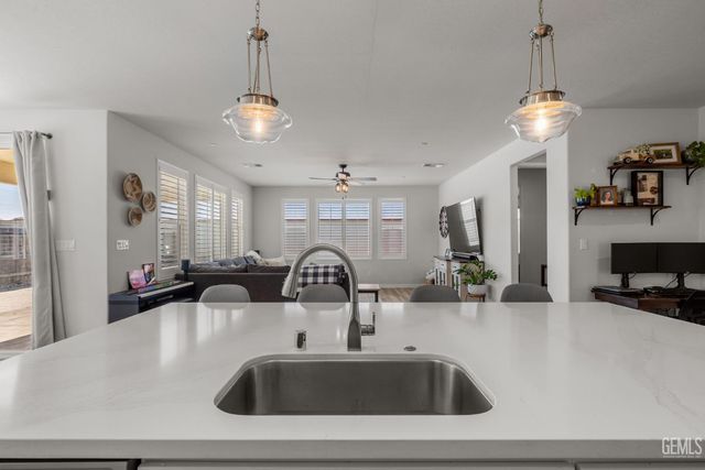 15 Claudia Autumn Drive, Bakersfield, CA 93314