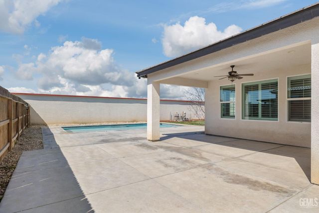 15 Claudia Autumn Drive, Bakersfield, CA 93314