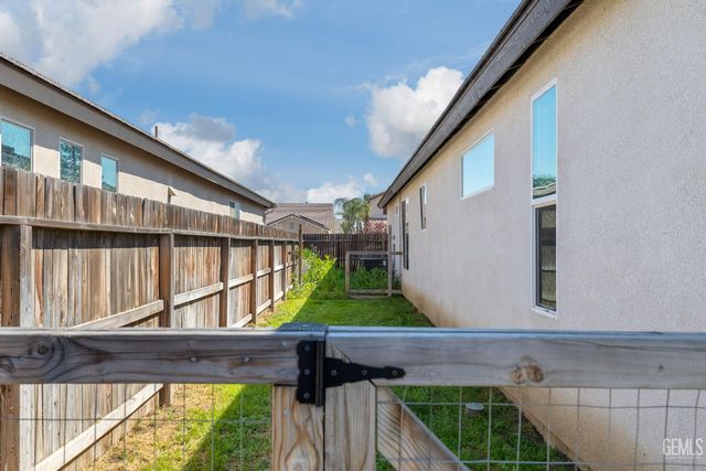 15 Claudia Autumn Drive, Bakersfield, CA 93314