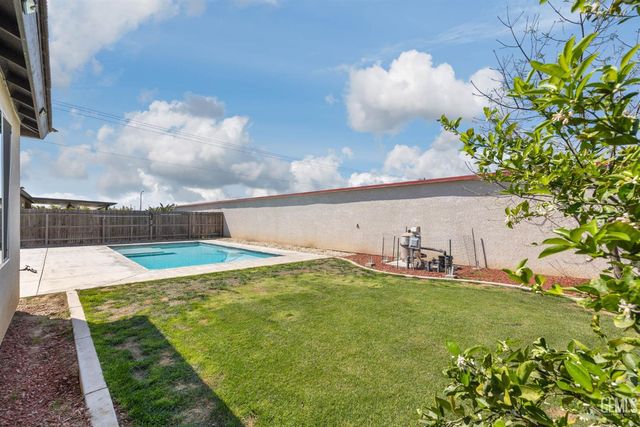 15 Claudia Autumn Drive, Bakersfield, CA 93314