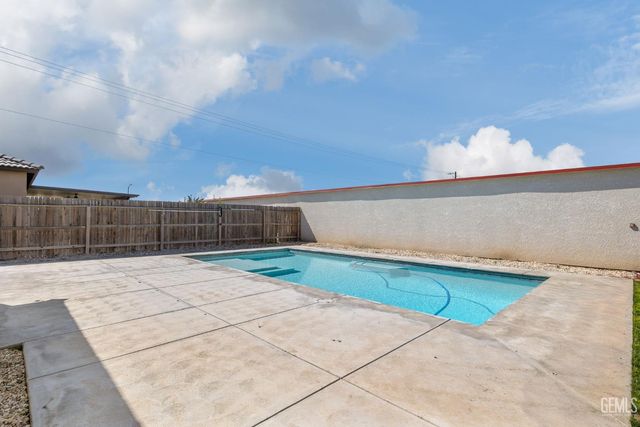 15 Claudia Autumn Drive, Bakersfield, CA 93314