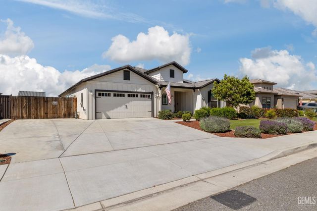 15 Claudia Autumn Drive, Bakersfield, CA 93314