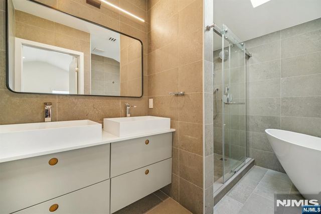 66 Henry B, Palisades Park, NJ 07650