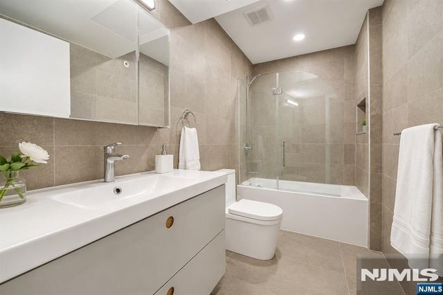 66 Henry B, Palisades Park, NJ 07650