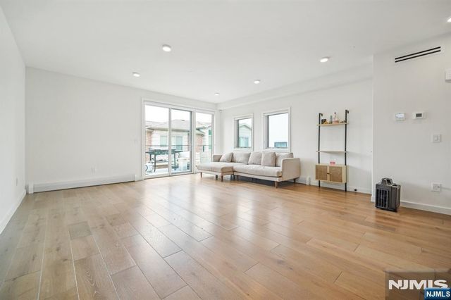66 Henry B, Palisades Park, NJ 07650