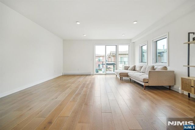 66 Henry B, Palisades Park, NJ 07650