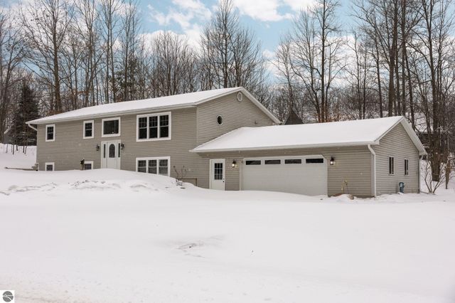 3303 Columbine Court, Traverse City, MI 49686