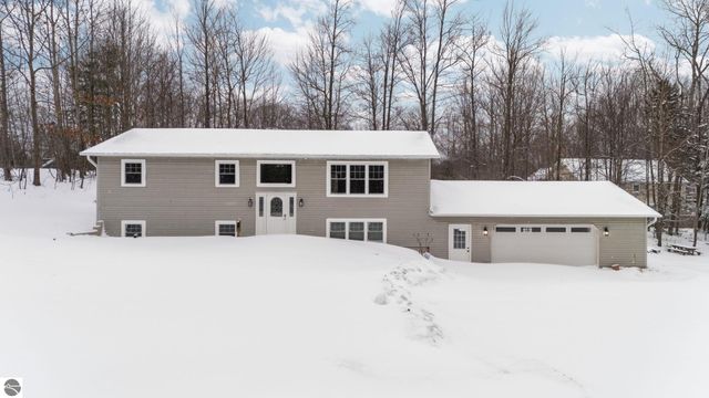 3303 Columbine Court, Traverse City, MI 49686
