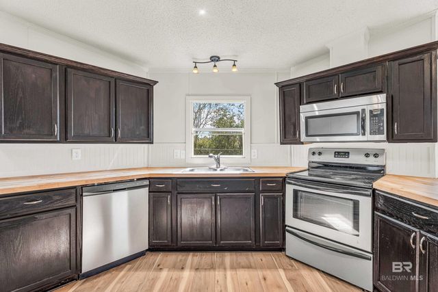 102 S Wren Lane, Robertsdale, AL 36567