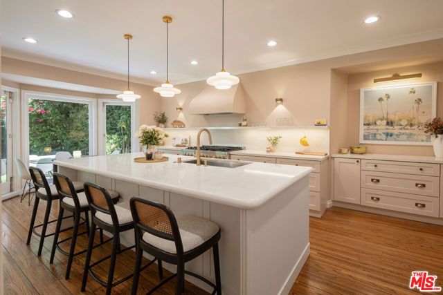 160 Bronwood Avenue, Los Angeles, CA 90049