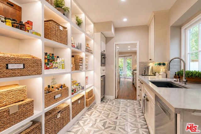 160 Bronwood Avenue, Los Angeles, CA 90049