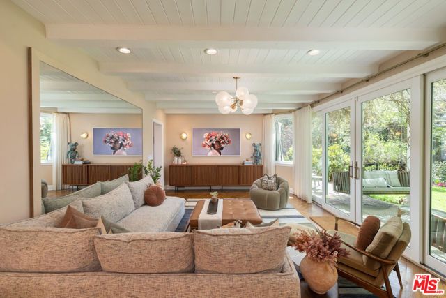 160 Bronwood Avenue, Los Angeles, CA 90049