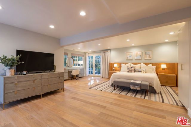 160 Bronwood Avenue, Los Angeles, CA 90049