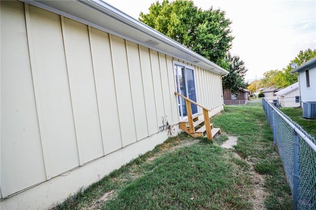 17904 E Whitney Road S, Independence, MO 64057