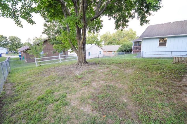 17904 E Whitney Road S, Independence, MO 64057