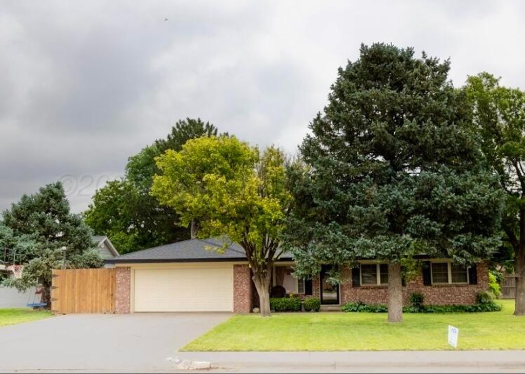 110 Dallam Avenue, Dumas, TX 79029