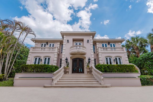 19 N Beach Road, Jupiter Island, FL 33455