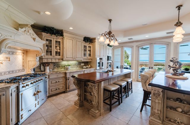 19 N Beach Road, Jupiter Island, FL 33455