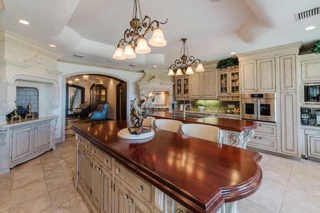 19 N Beach Road, Jupiter Island, FL 33455