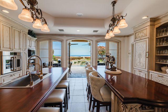 19 N Beach Road, Jupiter Island, FL 33455