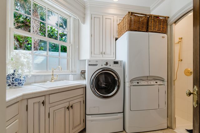 19 N Beach Road, Jupiter Island, FL 33455