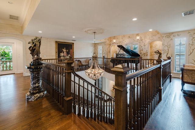 19 N Beach Road, Jupiter Island, FL 33455