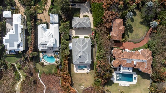 19 N Beach Road, Jupiter Island, FL 33455