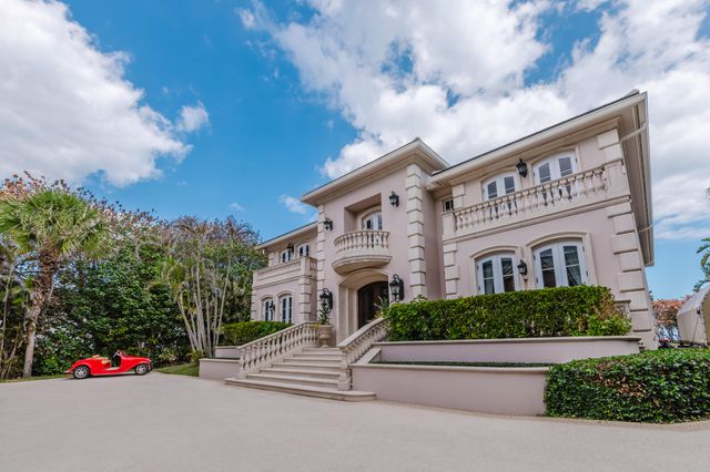 19 N Beach Road, Jupiter Island, FL 33455