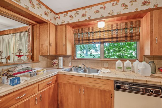 1858 S Dickinson Drive, Rusk, TX 75785