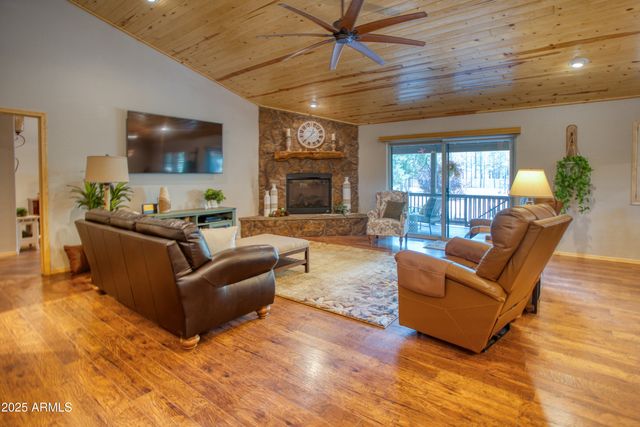 2050 CHRISTMAS PINE Road, Overgaard, AZ 85933