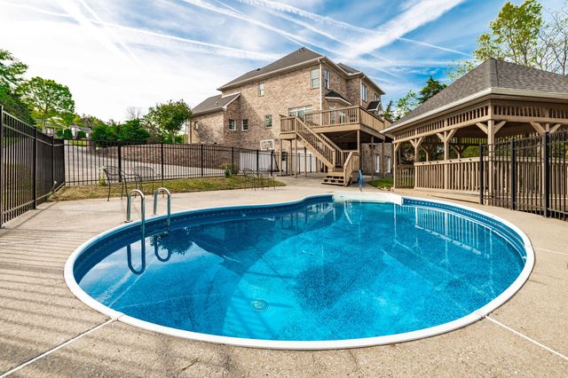 1146 Stirlingshire Dr, Hendersonville, TN 37075