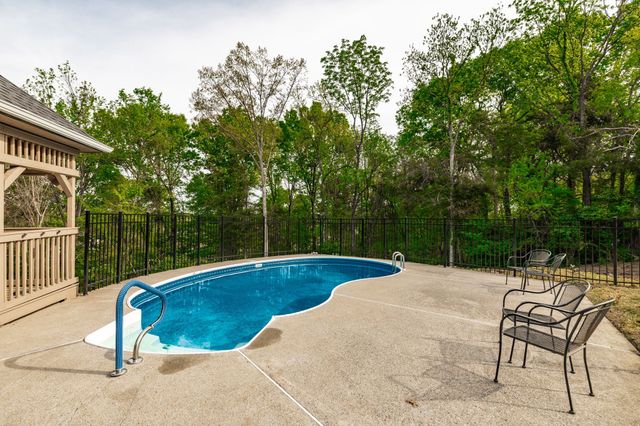 1146 Stirlingshire Dr, Hendersonville, TN 37075