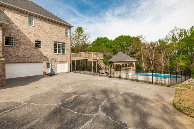 1146 Stirlingshire Dr, Hendersonville, TN 37075