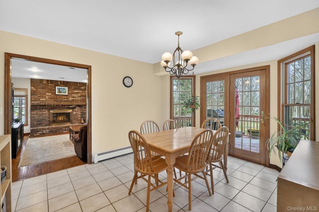 6 Amanda Court, Airmont, NY 10952