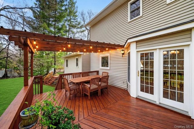 6 Amanda Court, Airmont, NY 10952