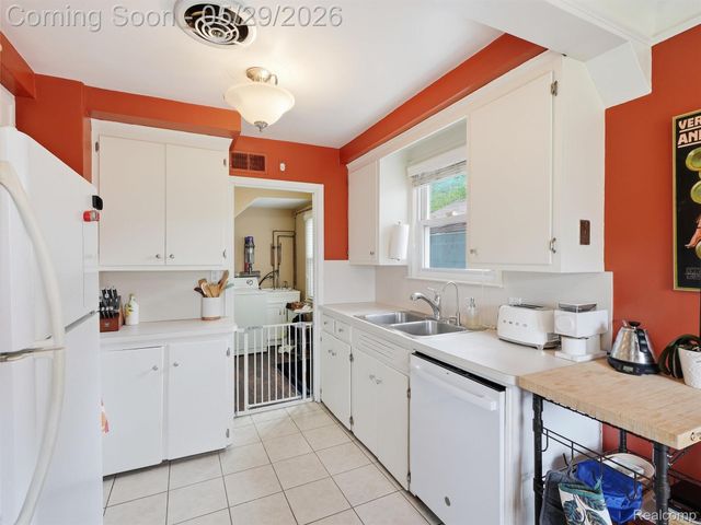 24721 Ridgedale Street, Oak Park, MI 48237