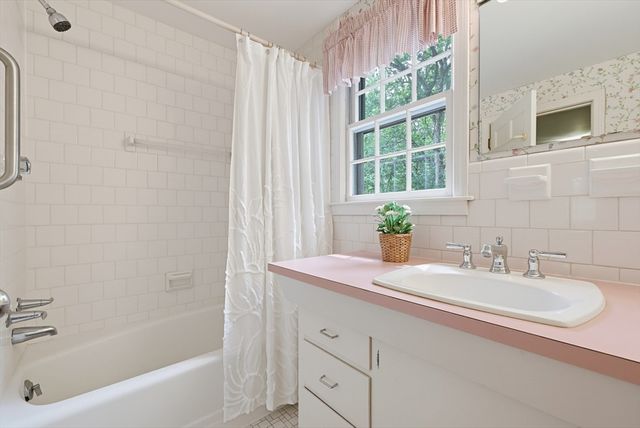 32 Thayer Farm Rd, Attleboro, MA 02703