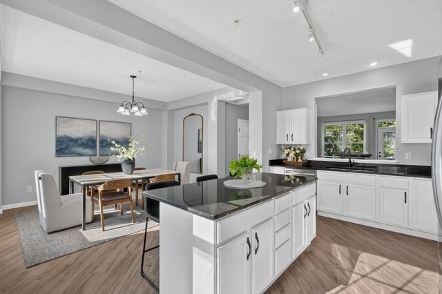 1667 Village Trail E 5, Maplewood, MN 55109