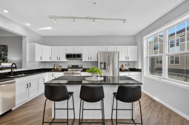 1667 Village Trail E 5, Maplewood, MN 55109
