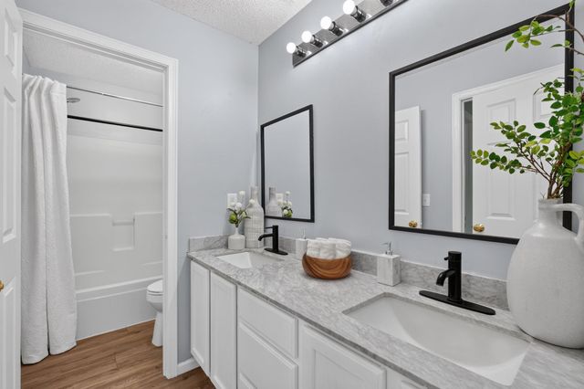 1667 Village Trail E 5, Maplewood, MN 55109