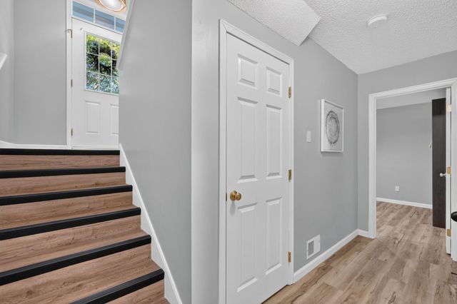1667 Village Trail E 5, Maplewood, MN 55109