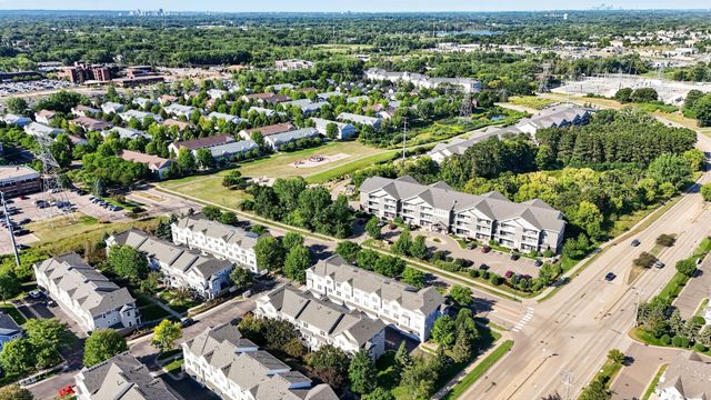 1667 Village Trail E 5, Maplewood, MN 55109