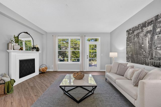 1667 Village Trail E 5, Maplewood, MN 55109