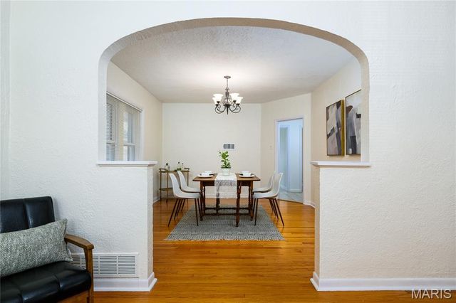 5432 Rosa Avenue, St Louis, MO 63109