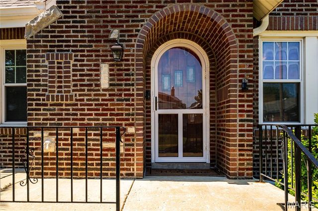 5432 Rosa Avenue, St Louis, MO 63109