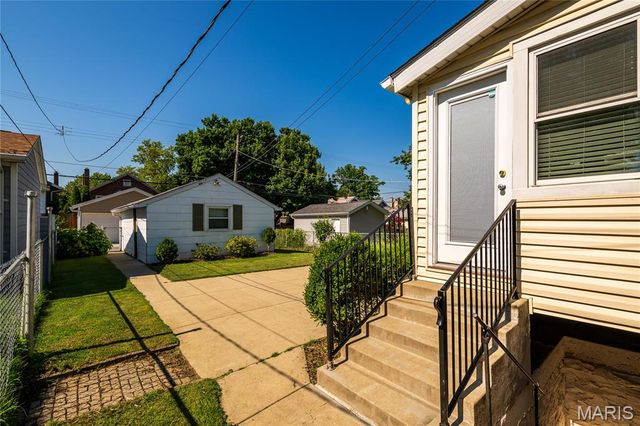 5432 Rosa Avenue, St Louis, MO 63109
