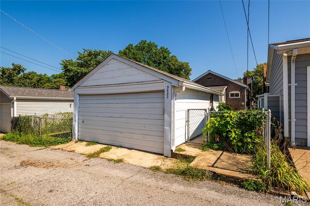 5432 Rosa Avenue, St Louis, MO 63109