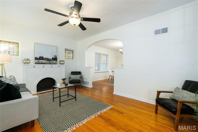 5432 Rosa Avenue, St Louis, MO 63109