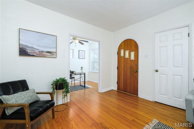 5432 Rosa Avenue, St Louis, MO 63109