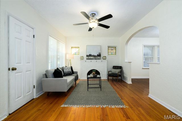 5432 Rosa Avenue, St Louis, MO 63109